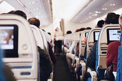 Экс-стюардесса перечислила полезные привычки пассажиров на борту
