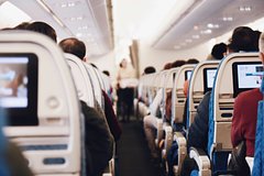 Стюардесса раскритиковала одну привычку пассажиров и вызвала споры в сети