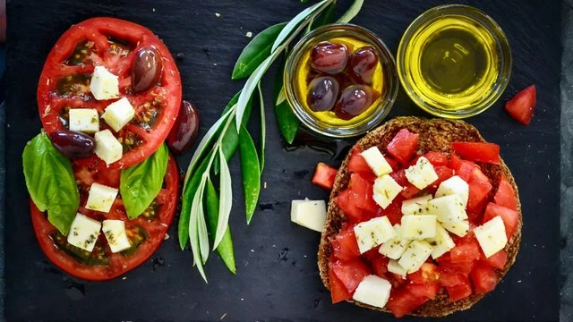 Польза средиземноморской диеты «просачивается» от одного человека другим членам семьи — новости медицины